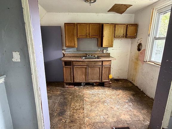 5th image of 652 E Annsbury St