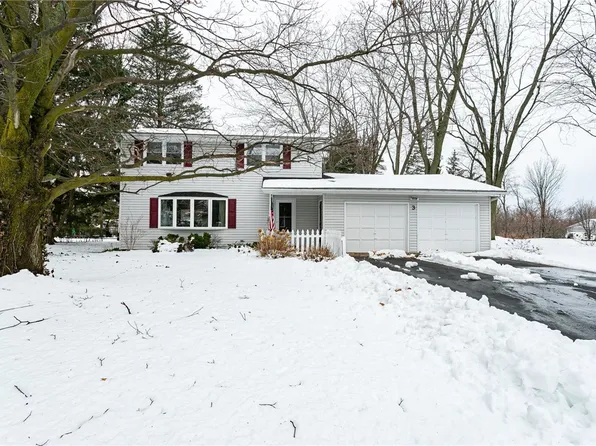 3 Havenwood Dr, Brockport, NY 14420