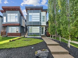 2026 W 32nd St SW, Calgary, AB T3E 2R3