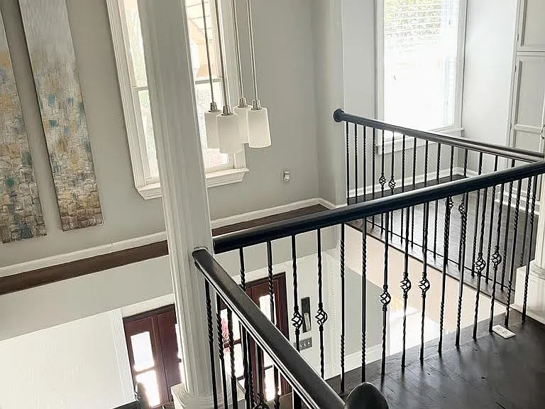 915 Woodlawn Dr NE — Photo 5