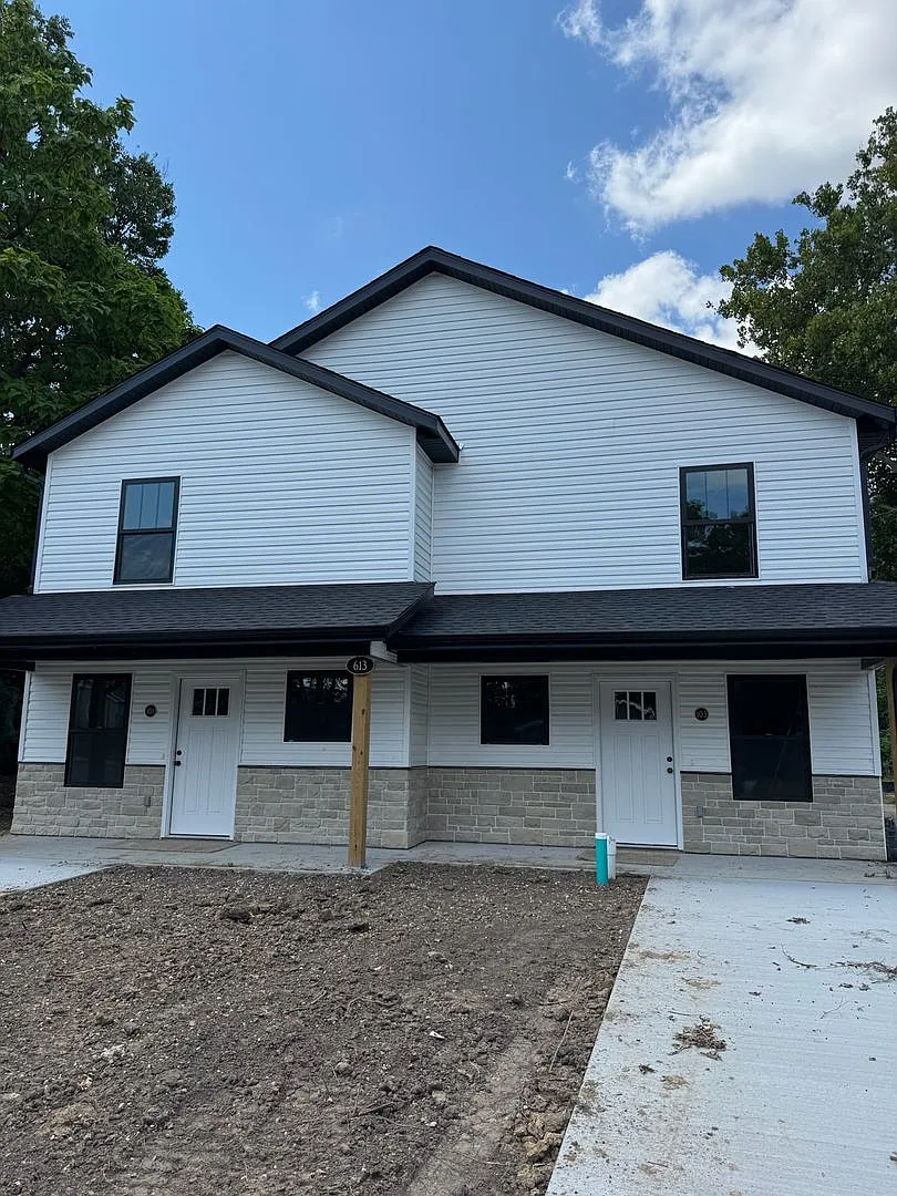 613 N. Oak St. — Photo 1