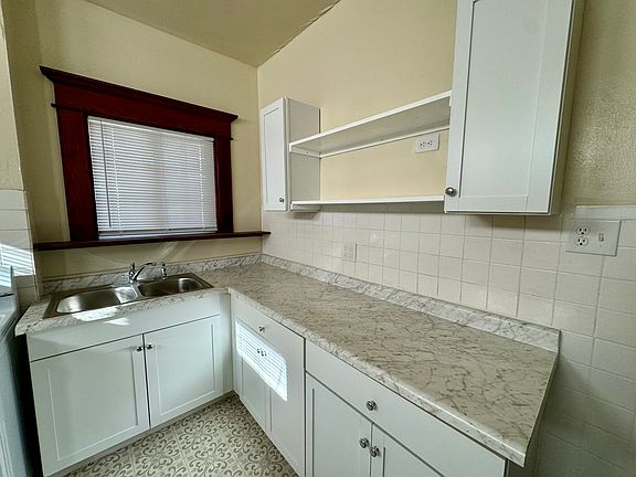 4th image of 554 Reinhard Ave