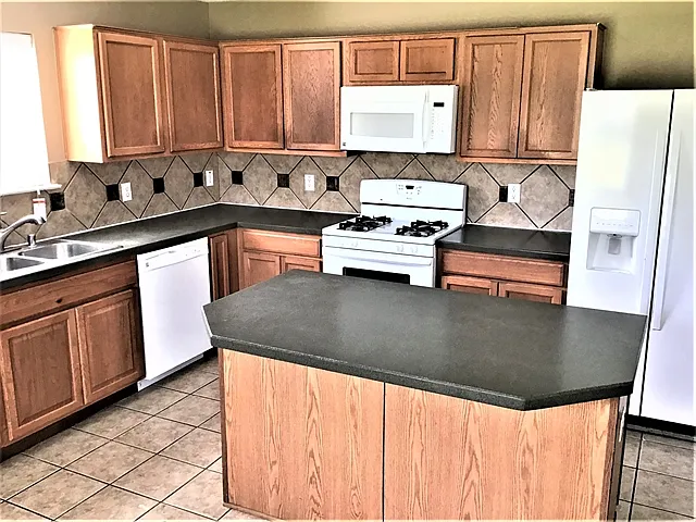 3 bed, 2.0 bath, 1995 sqft, $2,175 — Photo 3