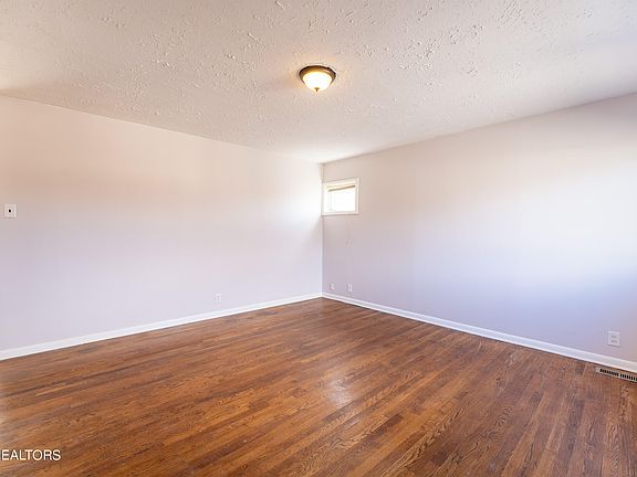 4th image of 2630 Sunset Ave