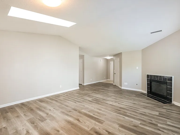 1295 Spring Lake Dr — Photo 4