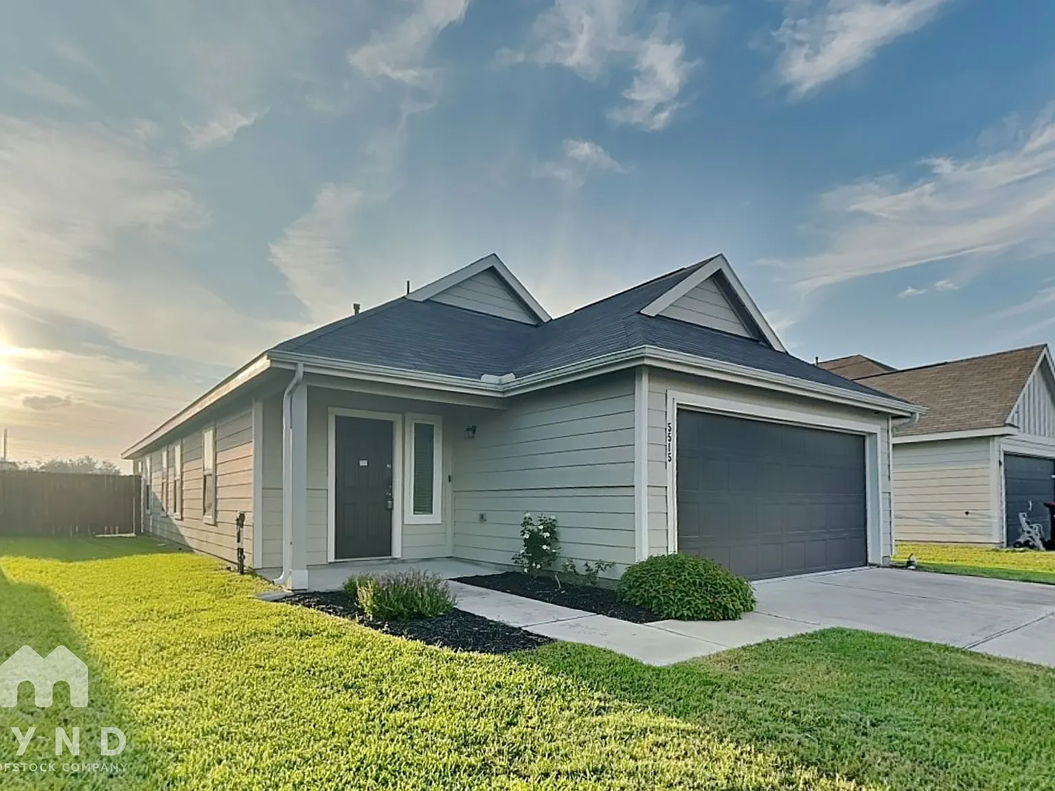 3 bed, 2.0 bath, 1390 sqft, $2,015 — Photo 1