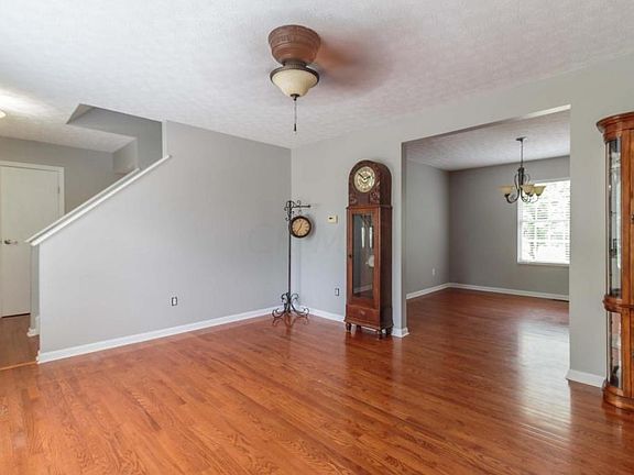 3rd image of 524 Courtright Dr