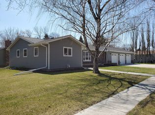 206 W 15th St, Grafton, ND 58237