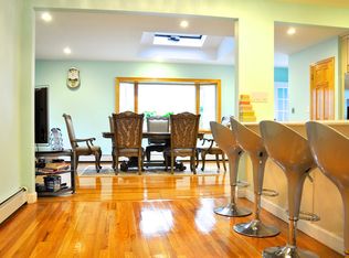 91 Dogwood Ln, New Hyde Park, NY 11040