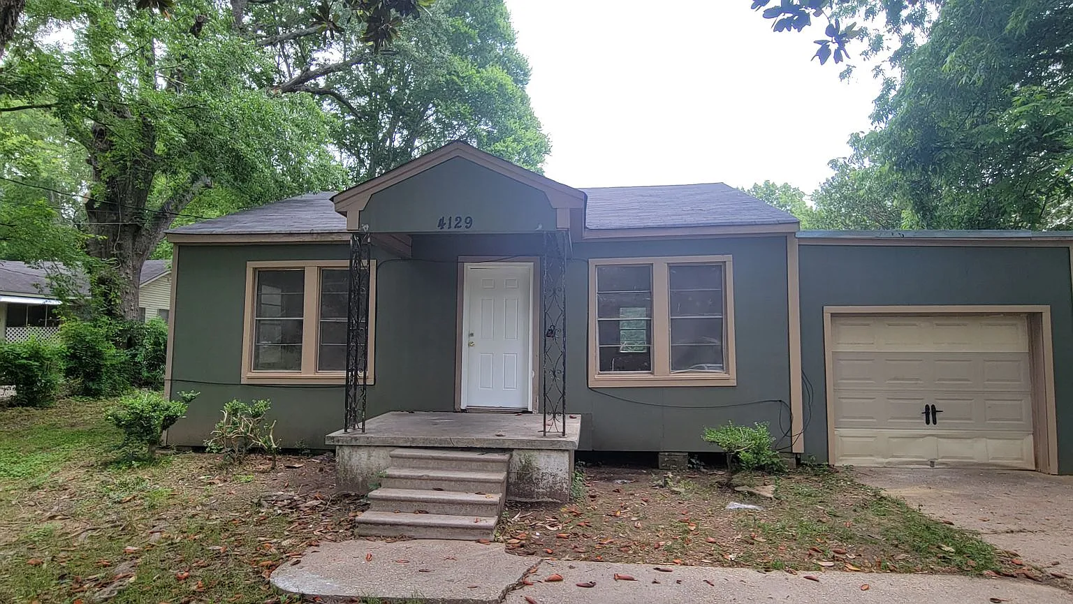 Nice 2 bedroom/1 bath home with Single Car Garage! — Photo 2