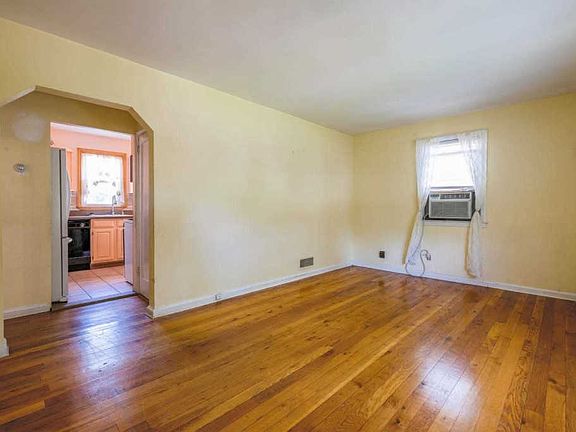 3rd image of 318 Kensington Rd S