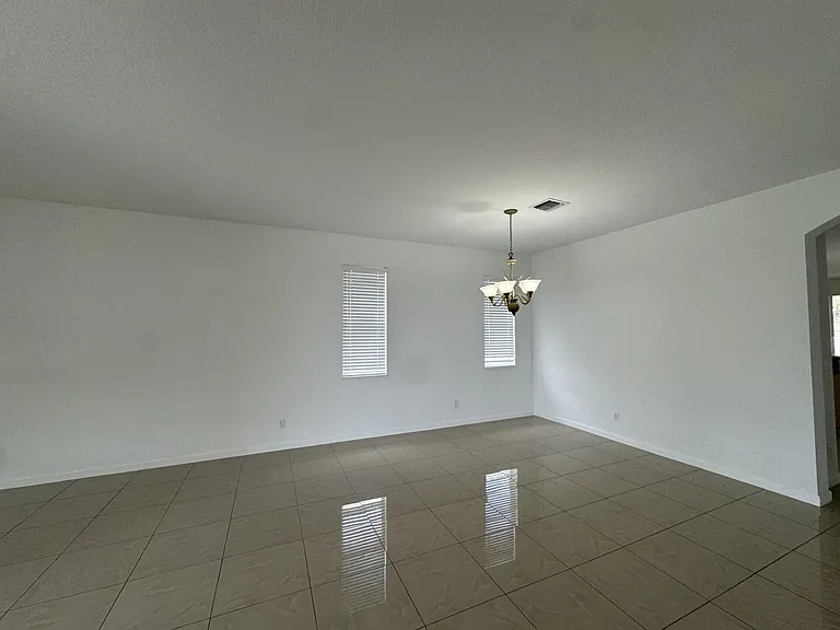 1804 SW Jamesport Dr — Photo 6