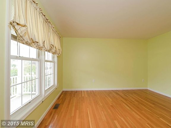 FORMAL DINING W/HARDWOOD FLOORS