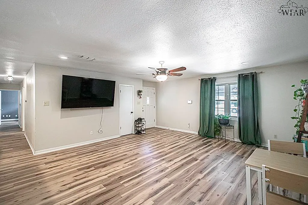 3 bed, 2.5 bath, 1704 sqft, $2,100 — Photo 3
