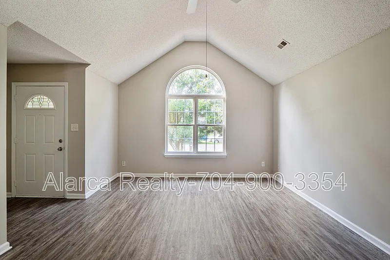 3 bed, 1204 sqft, $1,800 — Photo 4
