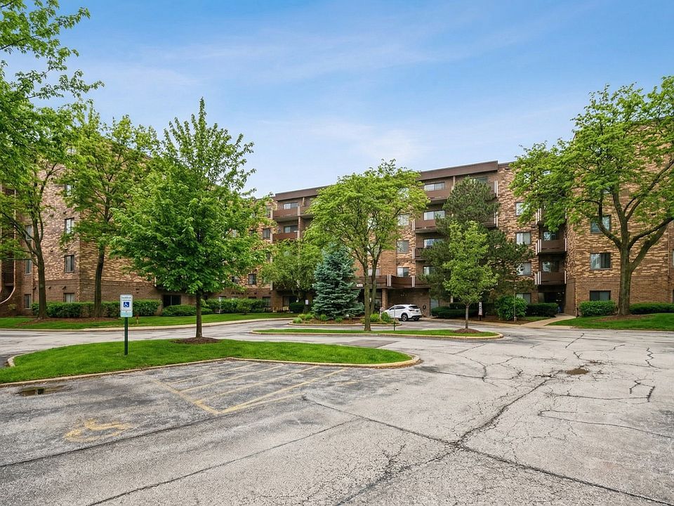 1st image of 700 Wellington Ave Unit 504