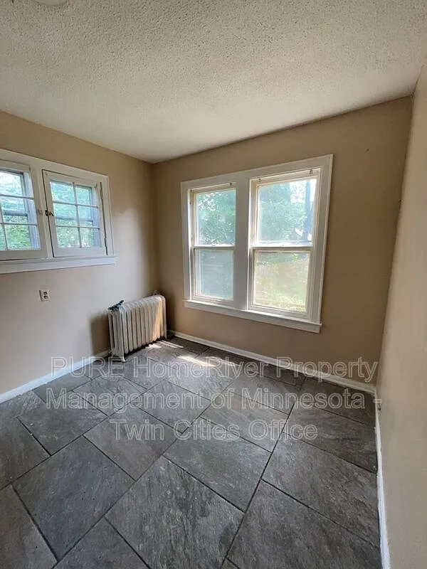 3 bed, 1.0 bath, 1350 sqft, $1,749 — Photo 3