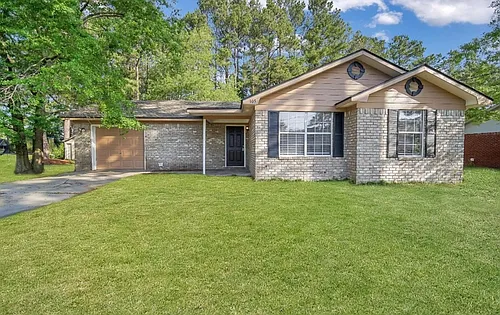 105 NE Shayna Dr Photo 1