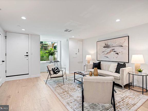 3rd image of 131 11th St NE APT 1