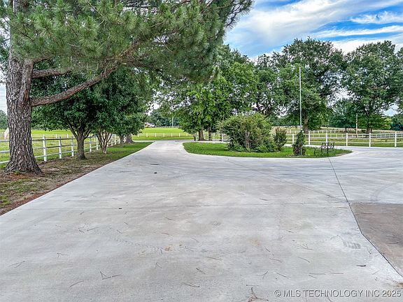 5th image of 10388 N Perry Rd