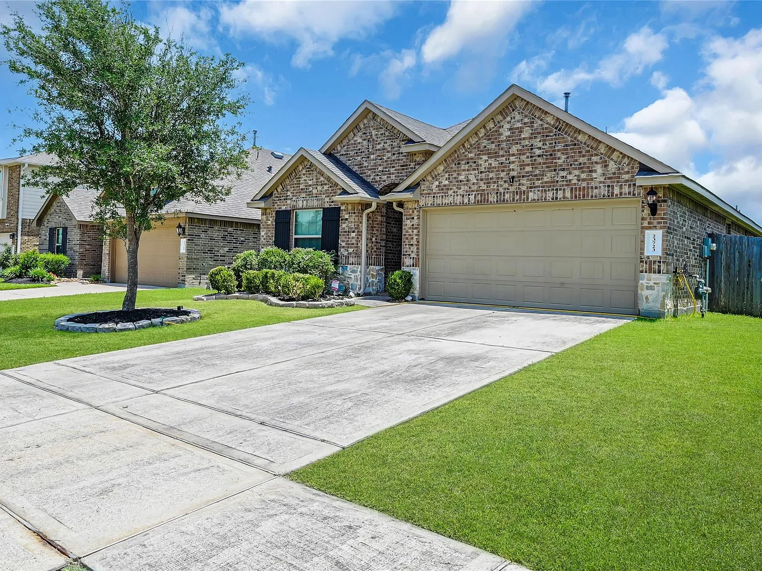 4 bed, 2.0 bath, 1960 sqft, $2,300 — Photo 2