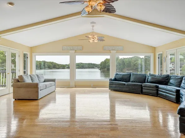 440 Sourwood Dr, Hardy, VA 24101