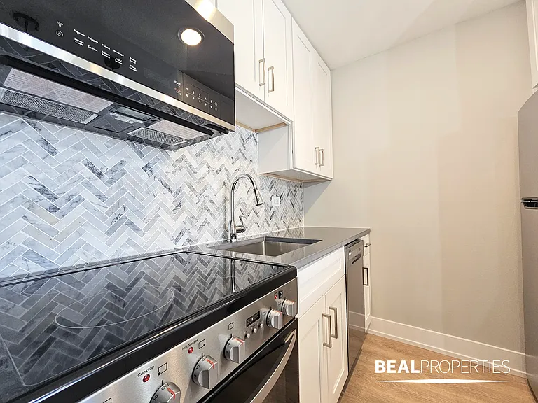 555 W Stratford Place — Photo 17