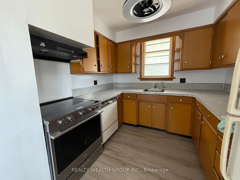 12190 Warden Ave — Photo 2