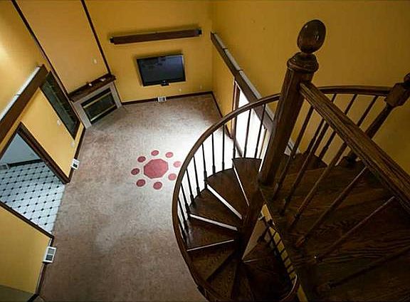 5th image of 255 Rosewood St