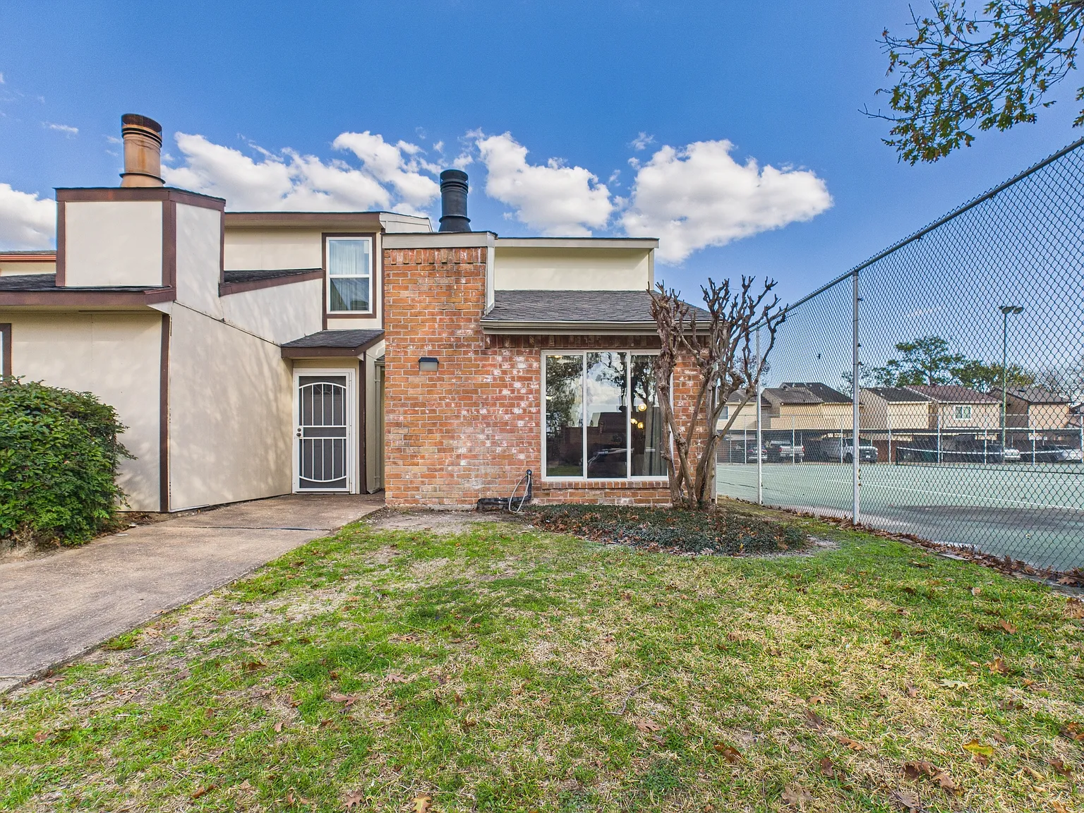3 bed, 2.5 bath, 1800 sqft, $2,200 — Photo 3