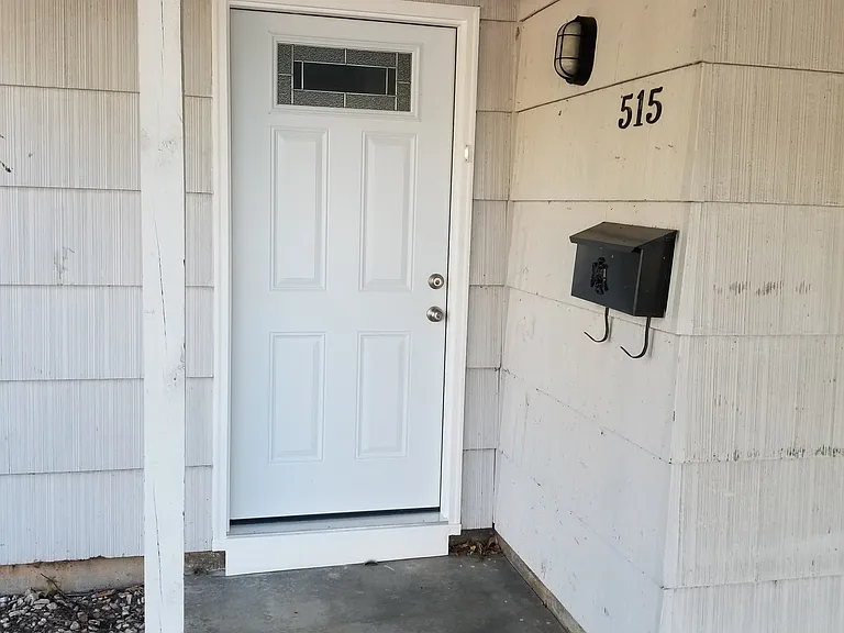 515 Warwick Dr — Photo 2