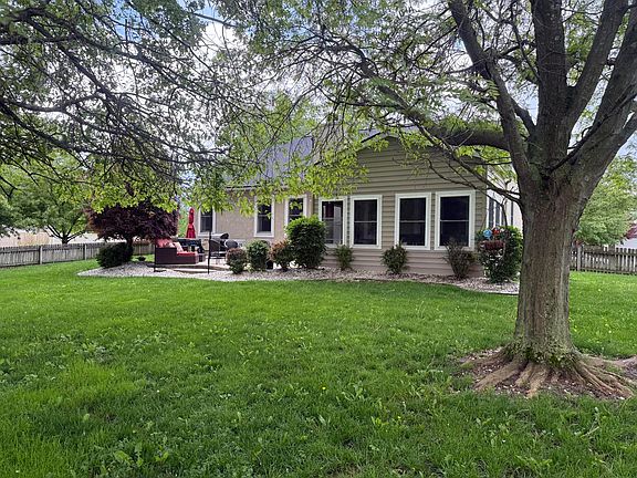 3rd image of 5843 Burnett Dr N