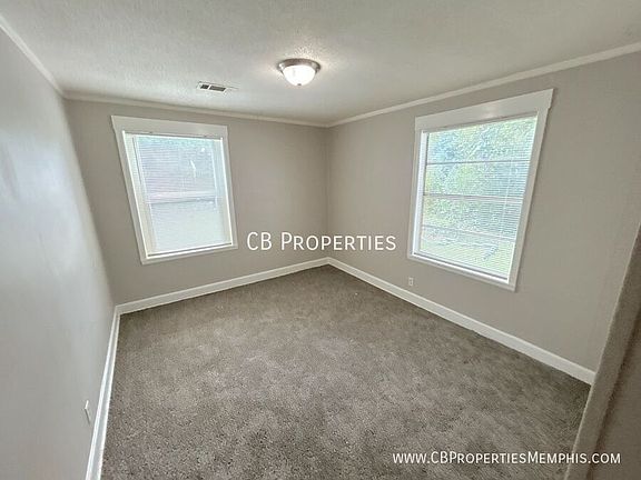 3rd image of 1018 McEvers Cir