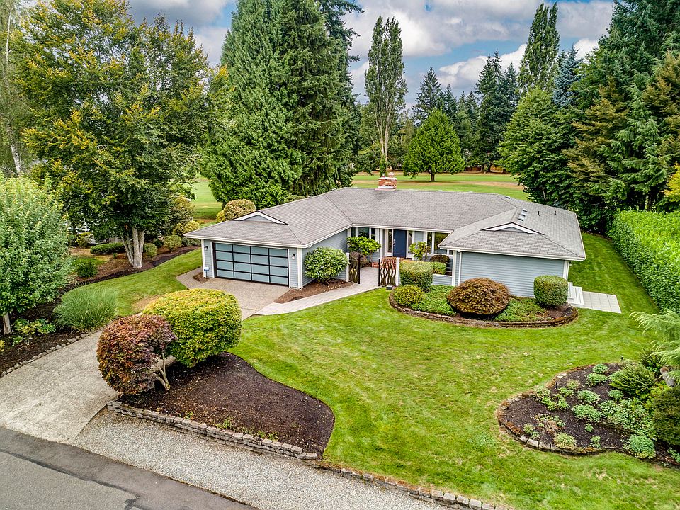 Beautiful home in excellent condition on a quiet street in the ever popular Meadowmeer community.