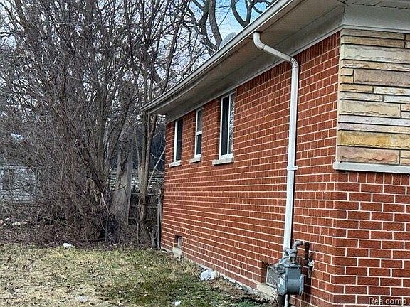 4th image of 17861 Annott St