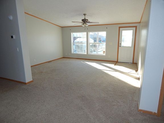  spacious Living room