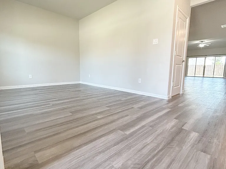 212 Stonebrook Trl — Photo 2