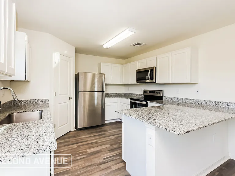 3301 65th St W — Photo 2