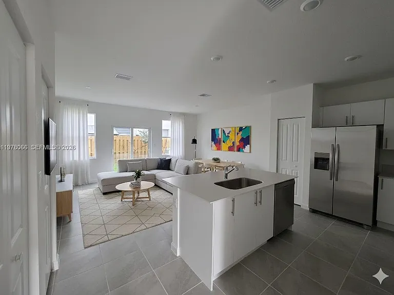 300 SE 10th Ct #300 — Photo 1