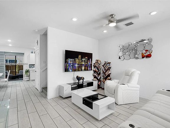 5th image of 1042 SE 23rd Ter