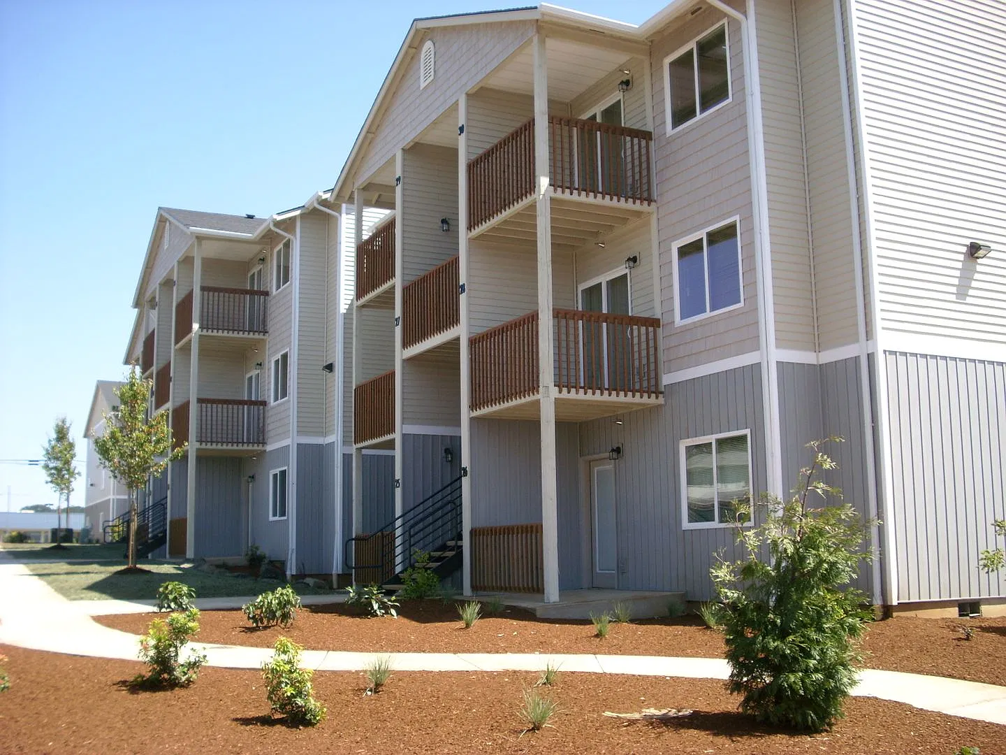 Ellendale Manor Apartments — Photo 4