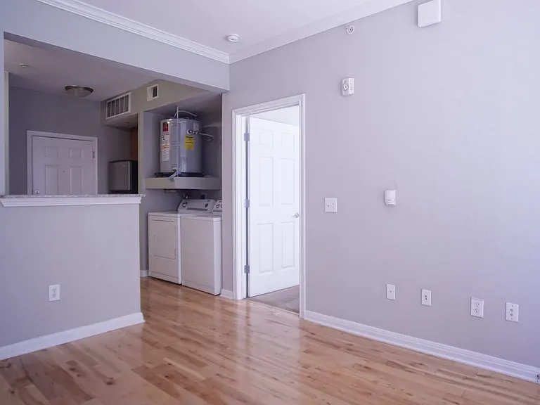 2502 Leon St #318 — Photo 2