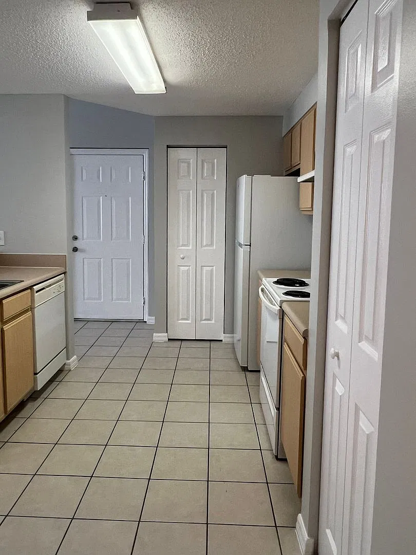 2nd floor condo, 1 bedroom, 1 bathroom — Photo 4