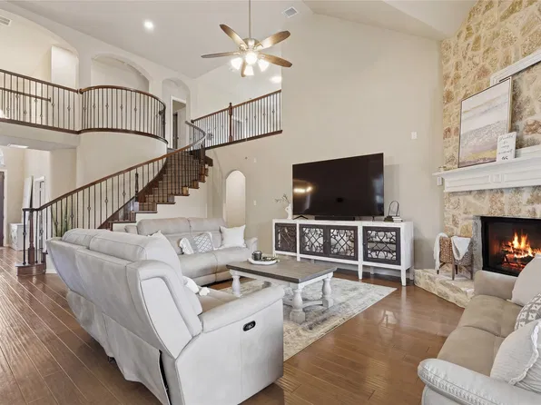 1808 River Run Dr, Desoto, TX 75115