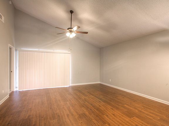 2nd image of 1029 Burnett St