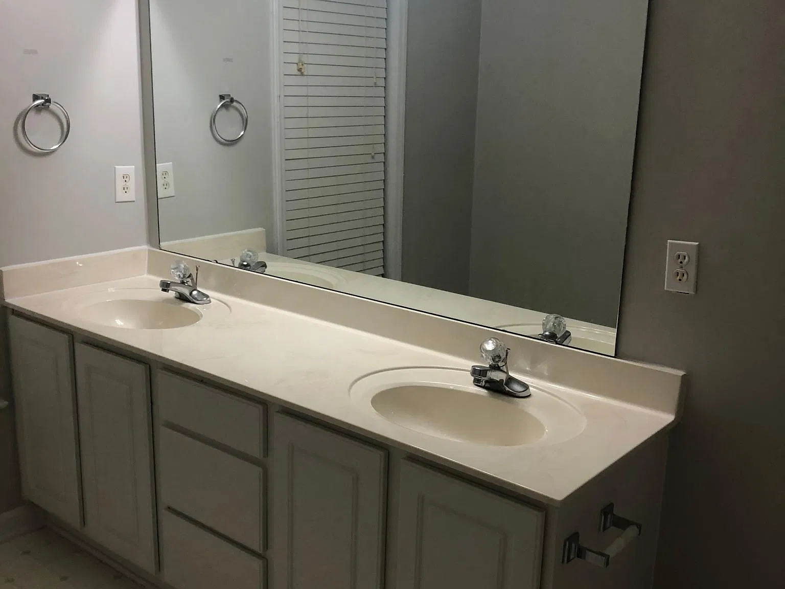 3 bed, 1300 sqft, $2,045 — Photo 3