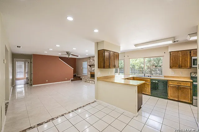 4 bed, 3.5 bath, 2626 sqft, $2,400 — Photo 4