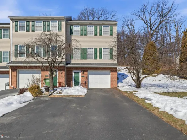 2280 N Point Dr, York, PA 17406