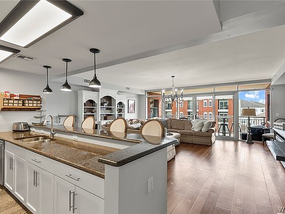4th image of 1018 Hackberry Ln Unit 202
