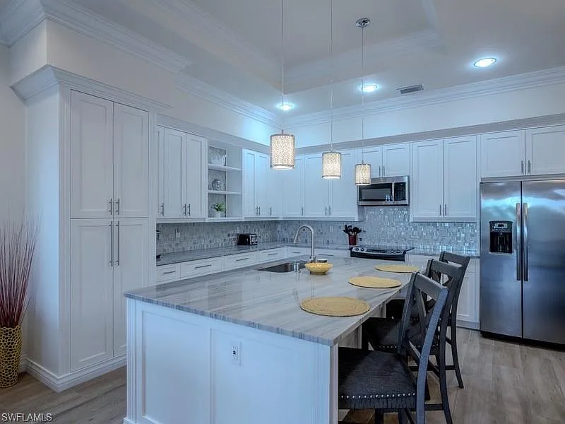 4 bed, 3.0 bath, 2160 sqft, $9,500 — Photo 2